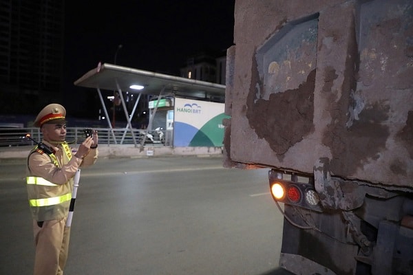 Hà Nội: Xử phạt 79 trường hợp xe tải vi phạm TTATGT- Ảnh 2. Hà Nội: Xử phạt 79 trường hợp xe tải vi phạm TTATGT- Ảnh 2.