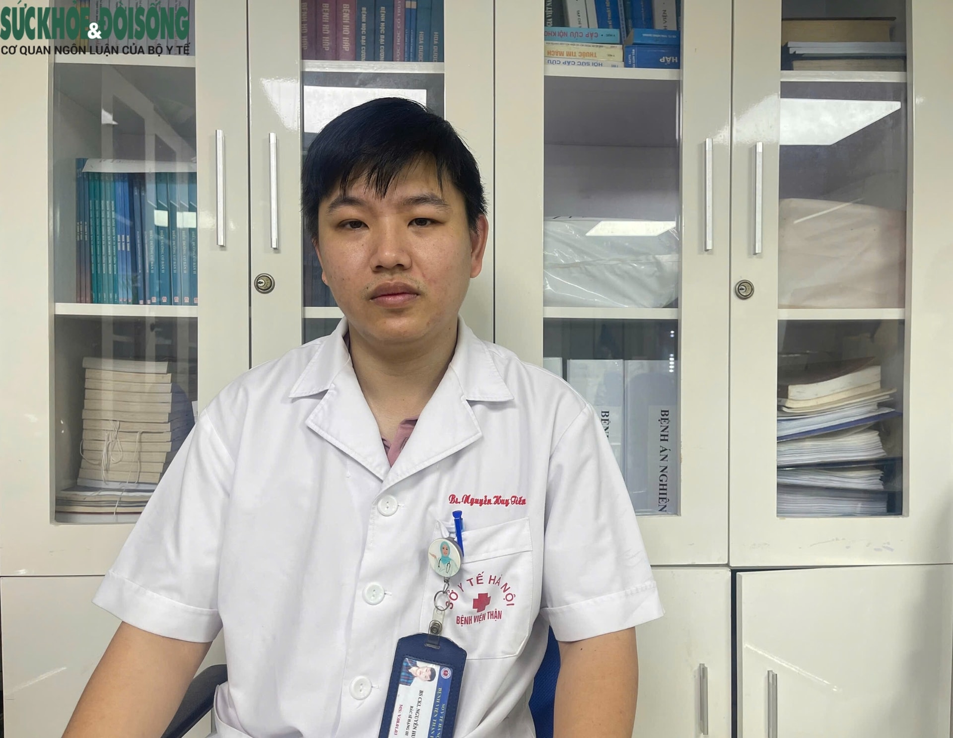 Bác sĩ quỳ giữa đường Nguyễn Chí Thanh ép tim cứu người: 'Lúc bệnh nhân thở lại, tất cả đều vỡ òa cảm xúc'- Ảnh 1.