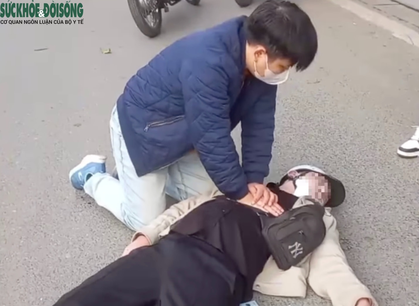 Bác sĩ quỳ giữa đường Nguyễn Chí Thanh ép tim cứu người: 'Lúc bệnh nhân thở lại, tất cả đều vỡ òa cảm xúc'- Ảnh 2.