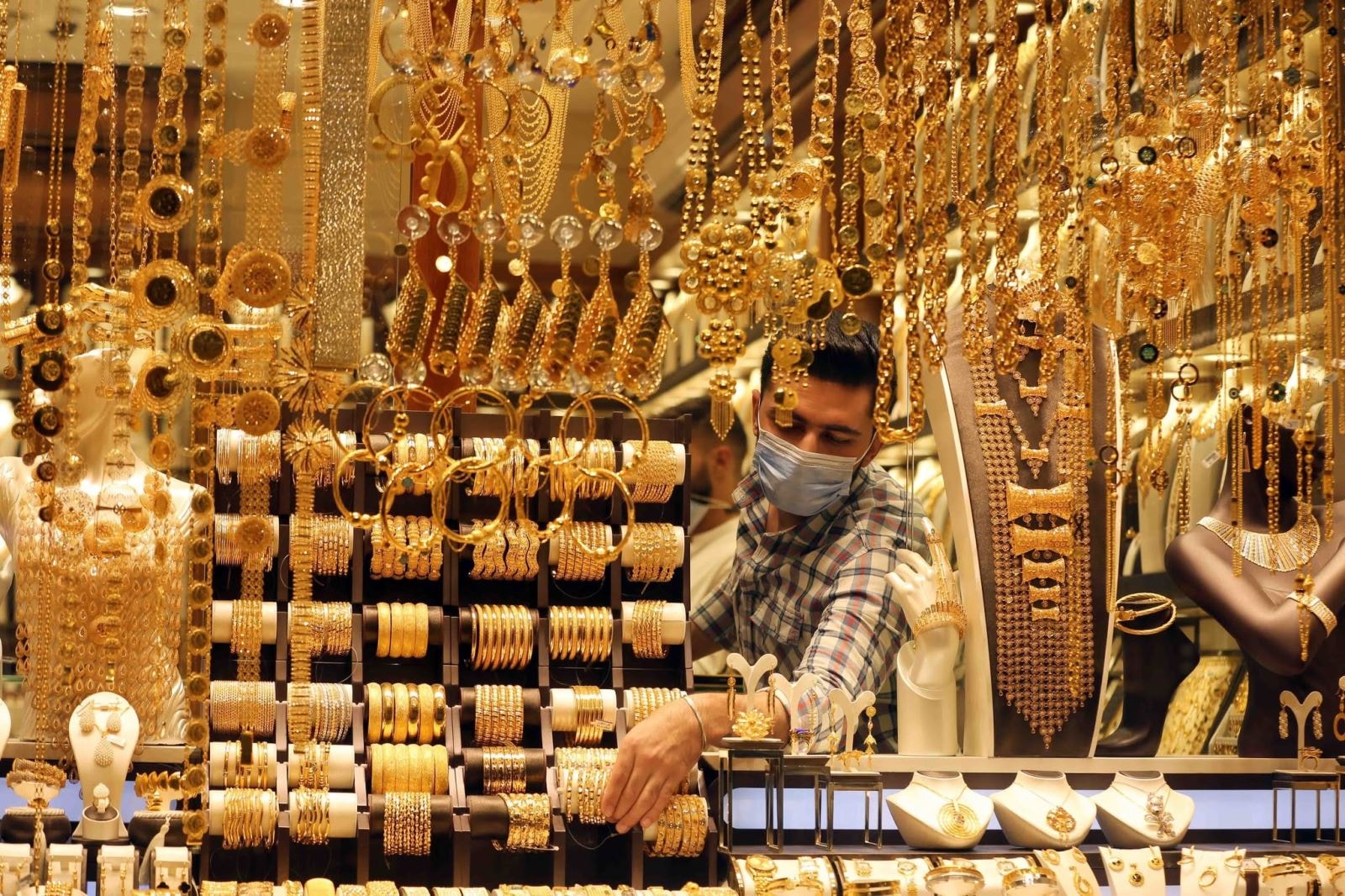 Vàng SJC giảm nửa triệu đồng, thị trường thế giới kỳ vọng mốc 6.200 USD- Ảnh 1.