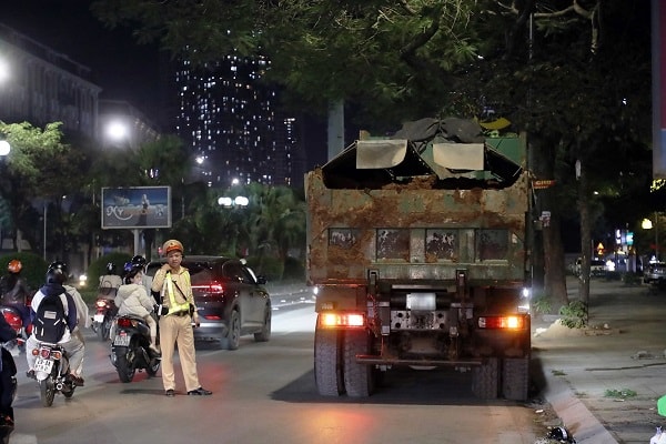 Hà Nội: Xử phạt 79 trường hợp xe tải vi phạm TTATGT- Ảnh 4. Hà Nội: Xử phạt 79 trường hợp xe tải vi phạm TTATGT- Ảnh 4.