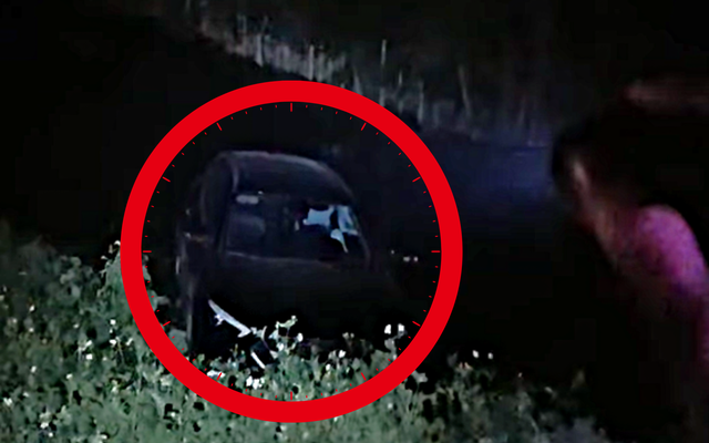 Hà Nội: Ô tô bị tàu hỏa tông văng xuống mương, tài xế may mắn thoát nạn- Ảnh 2. Hà Nội: Ô tô bị tàu hỏa tông văng xuống mương, tài xế may mắn thoát nạn- Ảnh 2.