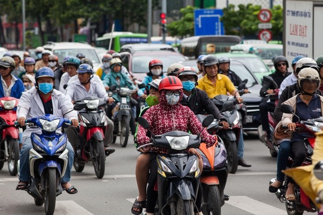 Ra đường với 'áo ninja' càng dày càng tốt? Sự thật về chống tia UV giữa ngày hè 'rực lửa'- Ảnh 1.