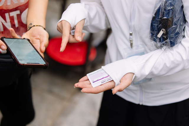 Ra đường với 'áo ninja' càng dày càng tốt? Sự thật về chống tia UV giữa ngày hè 'rực lửa'- Ảnh 2.