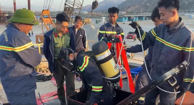 3 người tử vong dưới hầm tàu neo ở cảng Cà Ná- Ảnh 1.
