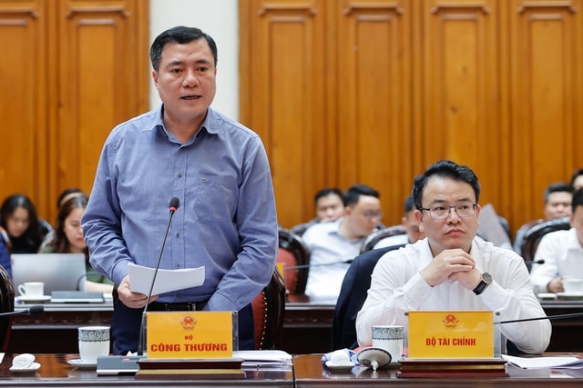 Thủ tướng: Không để thiếu hụt xăng dầu trong bất cứ hoàn cảnh nào- Ảnh 3.