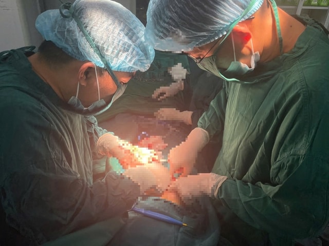 Cứu sống thai phụ có khối u nang biến chứng xoắn, hoại tử- Ảnh 1.