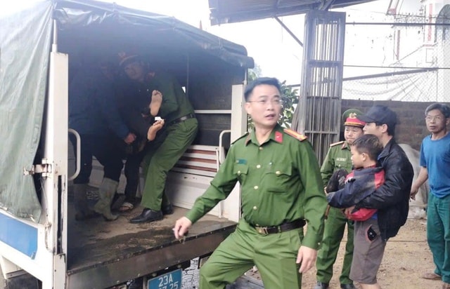 Công an xã dùng xe công vụ chở hai bố con bị tai nạn đi cấp cứu- Ảnh 1. Công an xã dùng xe công vụ chở hai bố con bị tai nạn đi cấp cứu- Ảnh 1.