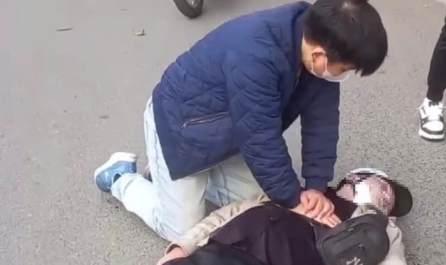 Giám đốc Sở Y tế Hà Nội tặng Giấy khen bác sĩ Bệnh viện Thận ép tim ngoài lồng ngực cứu người trên phố- Ảnh 1.