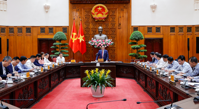 Thủ tướng: Không để thiếu hụt xăng dầu trong bất cứ hoàn cảnh nào- Ảnh 1.