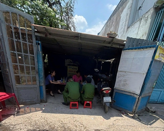 Nghi mâu thuẫn gia đình, người đàn ông tự thiêu khiến 3 người nhập viện- Ảnh 1.