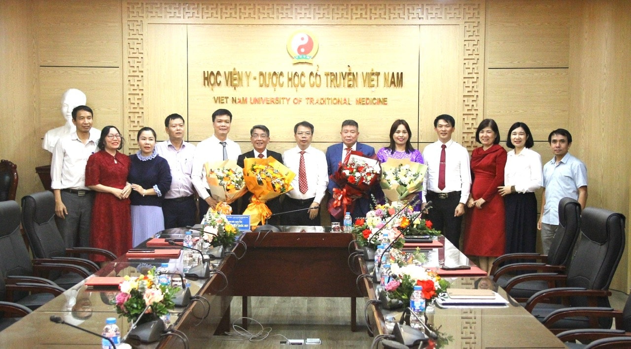 Lãnh đạo Học viện Y - Dược học Cổ truyền Việt Nam cùng các phó giáo sư vừa được bổ nhiệm lại
