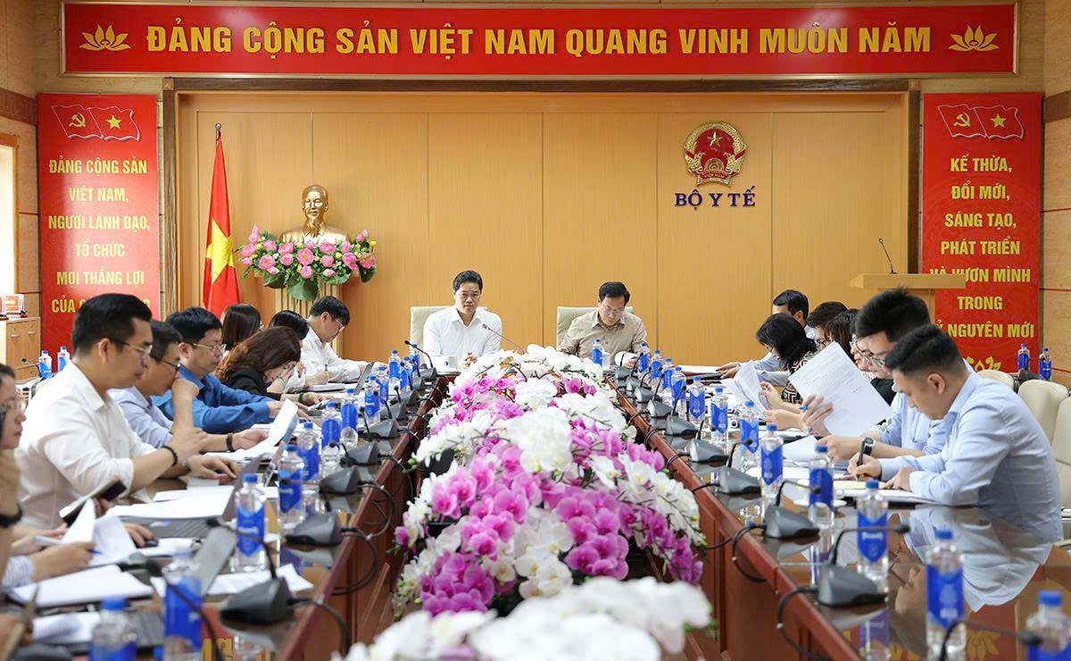 Thúc đẩy hoàn thiện thể chế về phụ cấp đặc thù, hỗ trợ hàng tháng để tăng cường chính sách đãi ngộ nhân lực y tế- Ảnh 1.