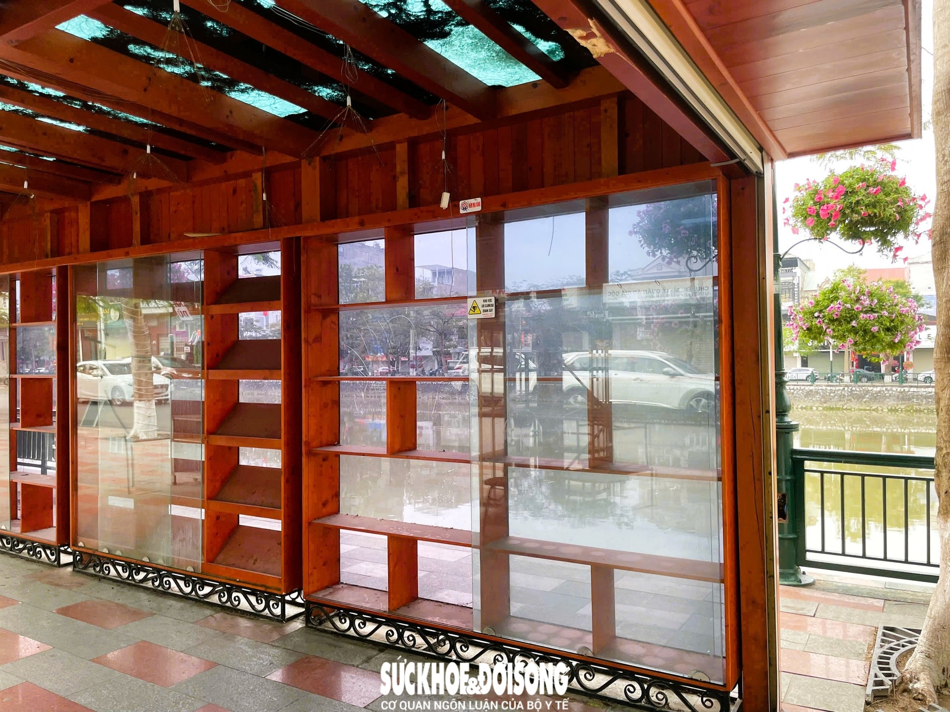 Hải Phòng tháo dỡ ki - ốt mục ruỗng ven hồ Tam Bạc để đảm bảo an toàn cho người dân- Ảnh 5.