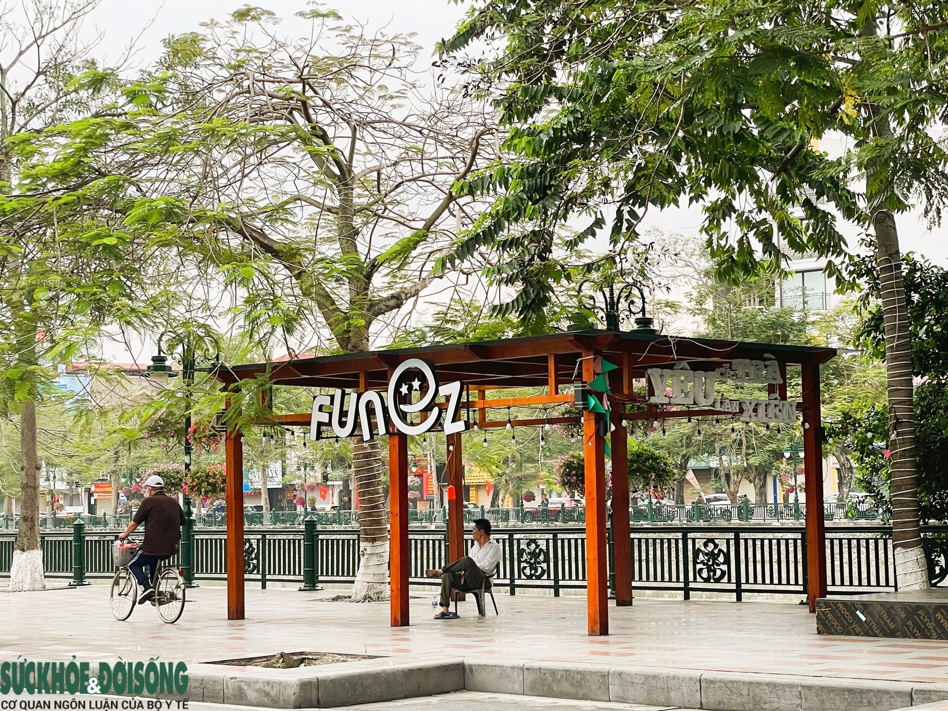 Hải Phòng tháo dỡ ki - ốt mục ruỗng ven hồ Tam Bạc để đảm bảo an toàn cho người dân- Ảnh 2.