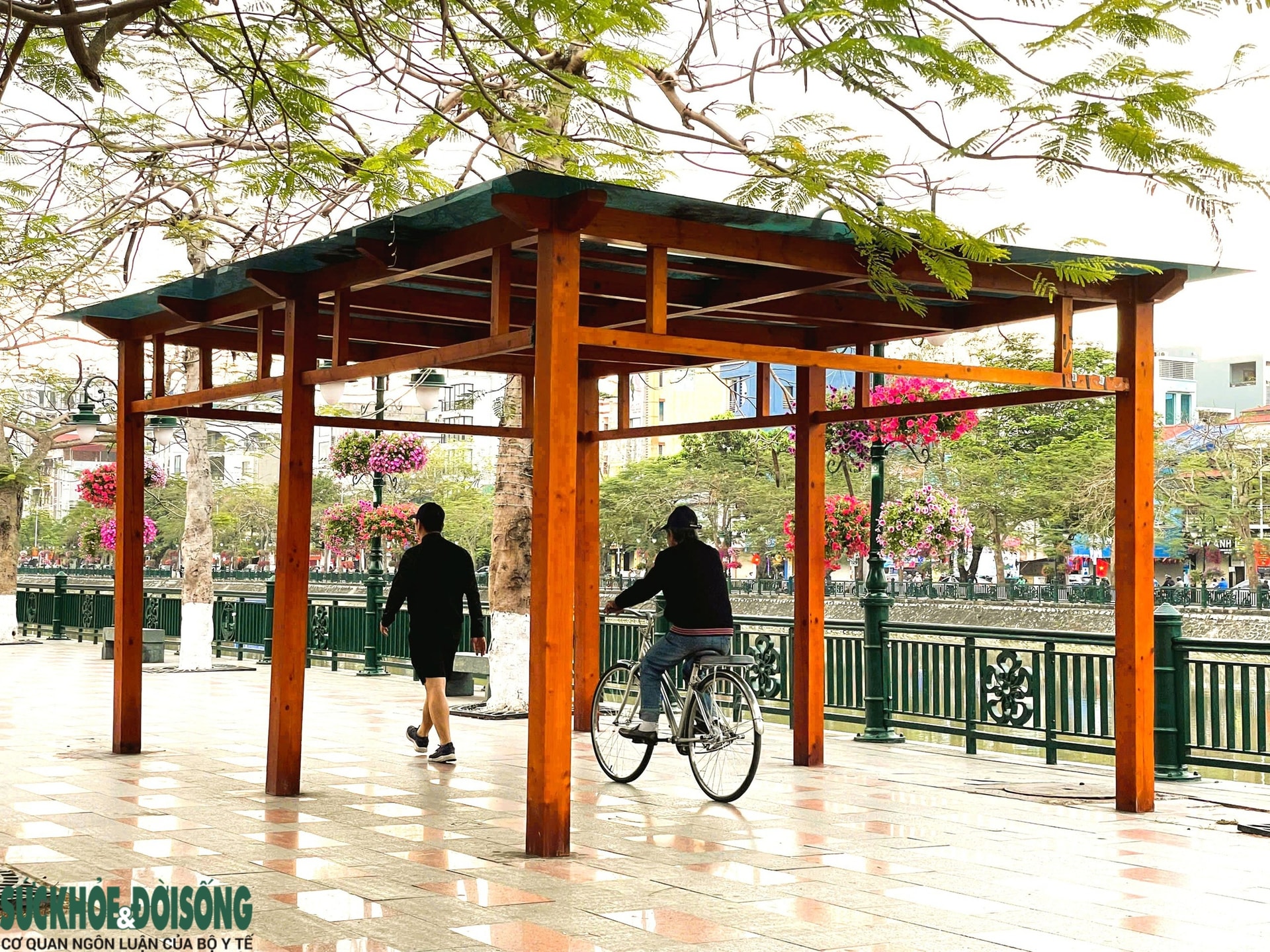 Hải Phòng tháo dỡ ki - ốt mục ruỗng ven hồ Tam Bạc để đảm bảo an toàn cho người dân- Ảnh 1.