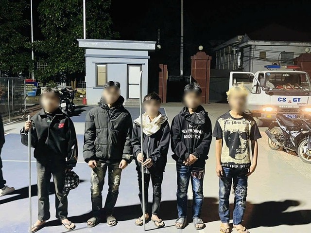 Vây bắt nhóm thiếu niên dưới 16 tuổi tụ tập đua xe, mang hung khí gây rối- Ảnh 1. Vây bắt nhóm thiếu niên dưới 16 tuổi tụ tập đua xe, mang hung khí gây rối- Ảnh 1.