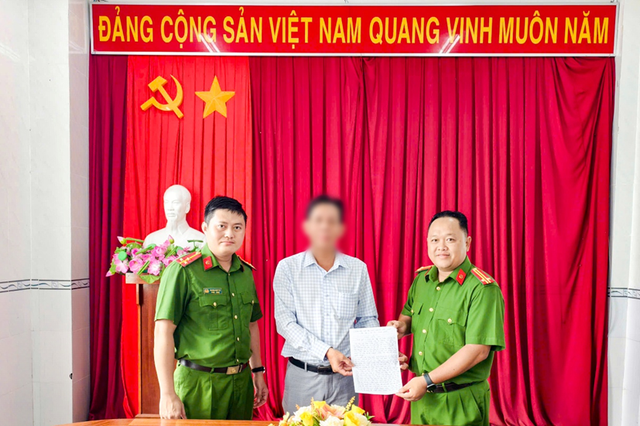 Chuyển khoản nhầm gần 1 tỷ đồng, người đàn ông vỡ òa hạnh phúc khi nhận lại sau 7 ngày- Ảnh 1.