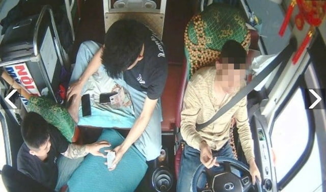 'Đánh cược' tính mạng hành khách, lái xe và phụ xe đánh bài khi xe chạy trên cao tốc- Ảnh 2.