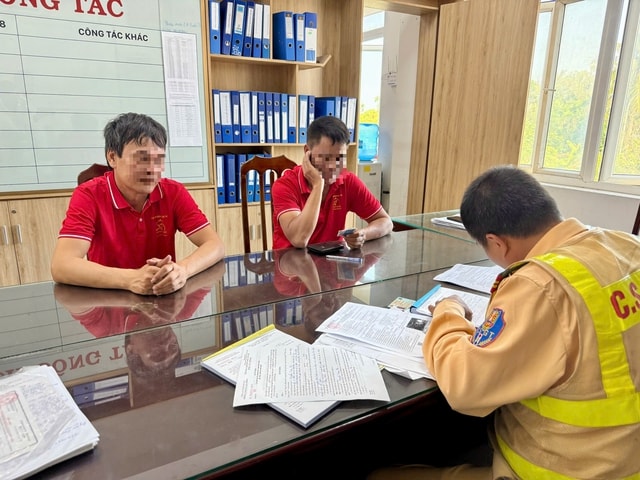 Xe bị tước kiểm định vẫn ngang nhiên chở khách- Ảnh 2.