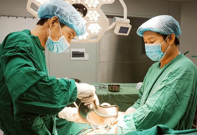 Sau tai nạn, bệnh nhân vỡ gan chảy máu ồ ạt- Ảnh 1. Sau tai nạn, bệnh nhân vỡ gan chảy máu ồ ạt- Ảnh 1.