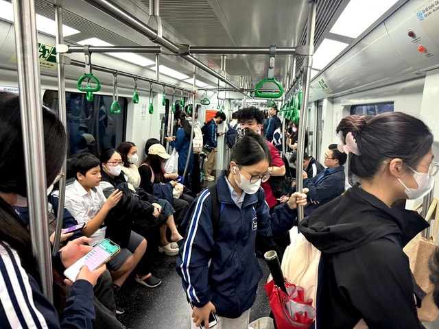 Nhiều người bỏ xe riêng, chọn tàu điện, xe buýt để di chuyển- Ảnh 1.