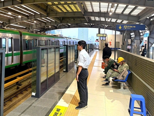 Nhiều người bỏ xe riêng, chọn tàu điện, xe buýt để di chuyển- Ảnh 2.