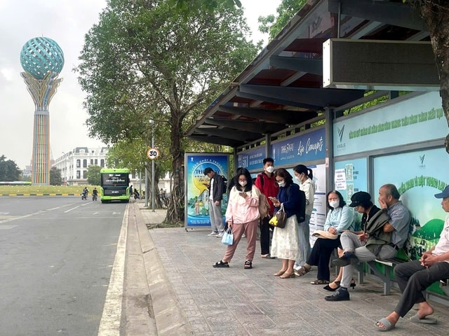 Nhiều người bỏ xe riêng, chọn tàu điện, xe buýt để di chuyển- Ảnh 3.