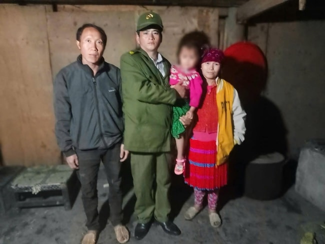 Bé gái người Mông 4 tuổi đi lạc, sợ hãi giữa rừng lạnh cách nhà hơn 6km- Ảnh 1.