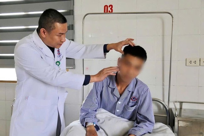 Phẫu thuật lấy dị vật lò xo bút bi 'ngủ quên' 13 năm trong vùng thái dương- Ảnh 3.