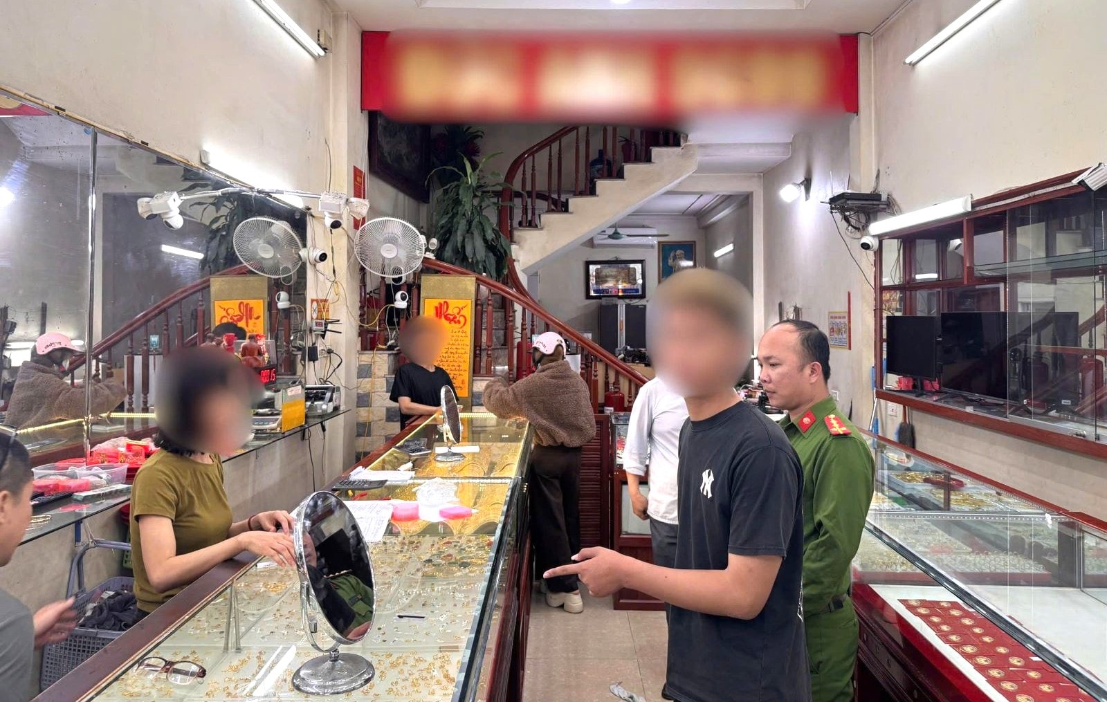 Thiếu tiền tiêu xài, gã thanh niên vào tiệm vàng cướp tài sản - Ảnh 2. Thiếu tiền tiêu xài, gã thanh niên vào tiệm vàng cướp tài sản - Ảnh 2.