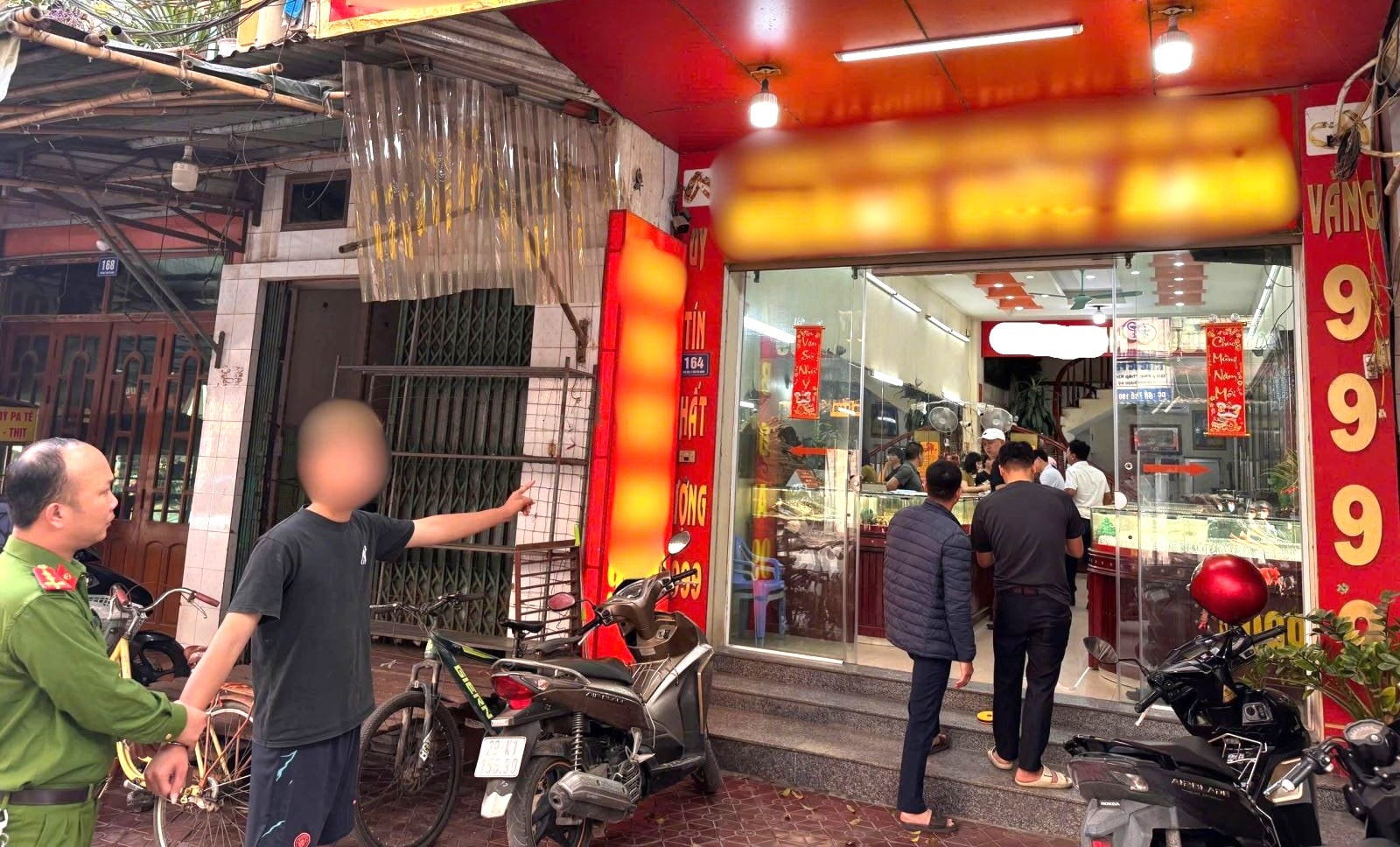 Thiếu tiền tiêu xài, gã thanh niên vào tiệm vàng cướp tài sản - Ảnh 1. Thiếu tiền tiêu xài, gã thanh niên vào tiệm vàng cướp tài sản - Ảnh 1.