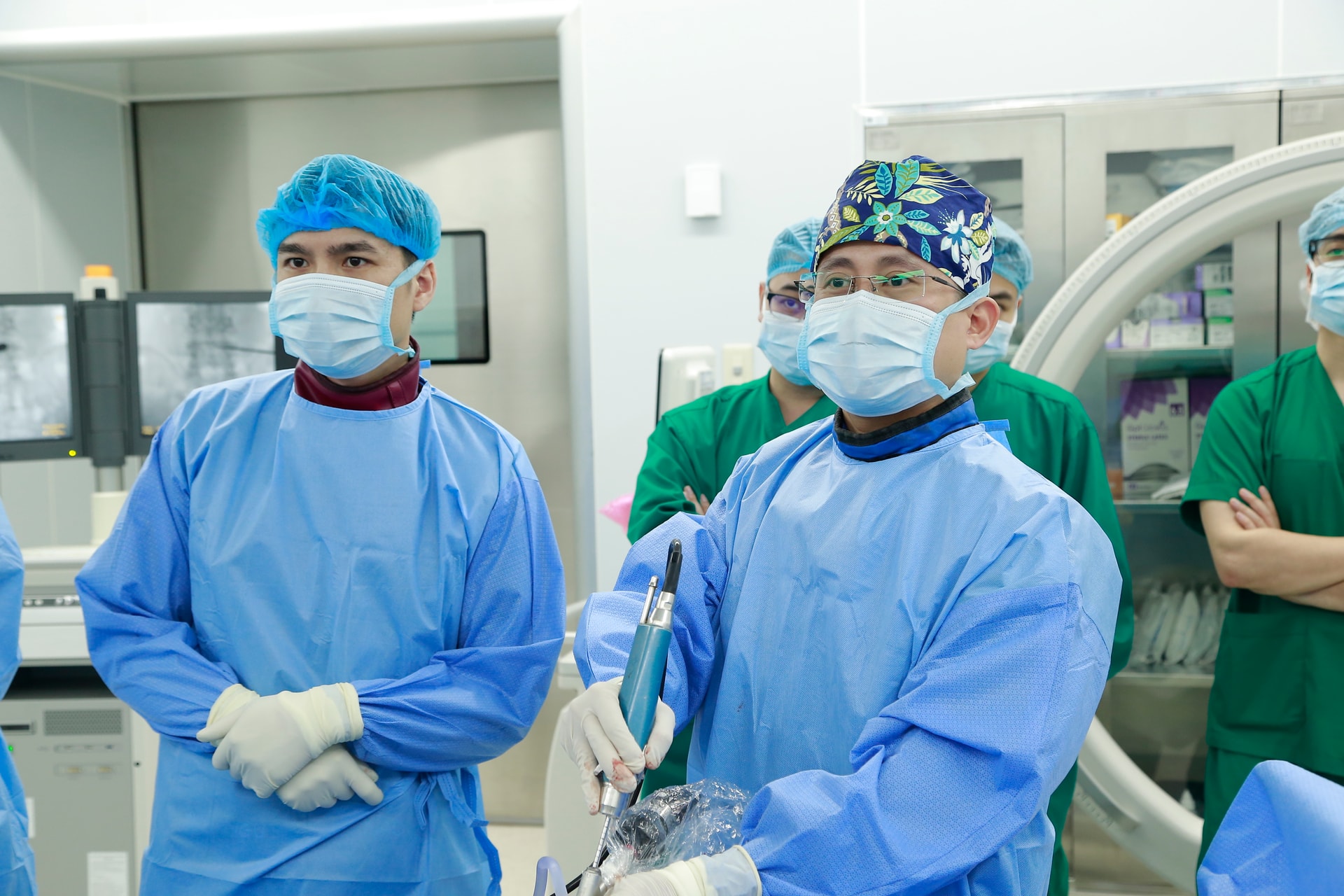 Chỉ 3h sau mổ thoát vị đĩa đệm, bệnh nhân không chỉ hết đau vật vã mà còn tự đi được- Ảnh 2. Chỉ 3h sau mổ thoát vị đĩa đệm, bệnh nhân không chỉ hết đau vật vã mà còn tự đi được- Ảnh 2.