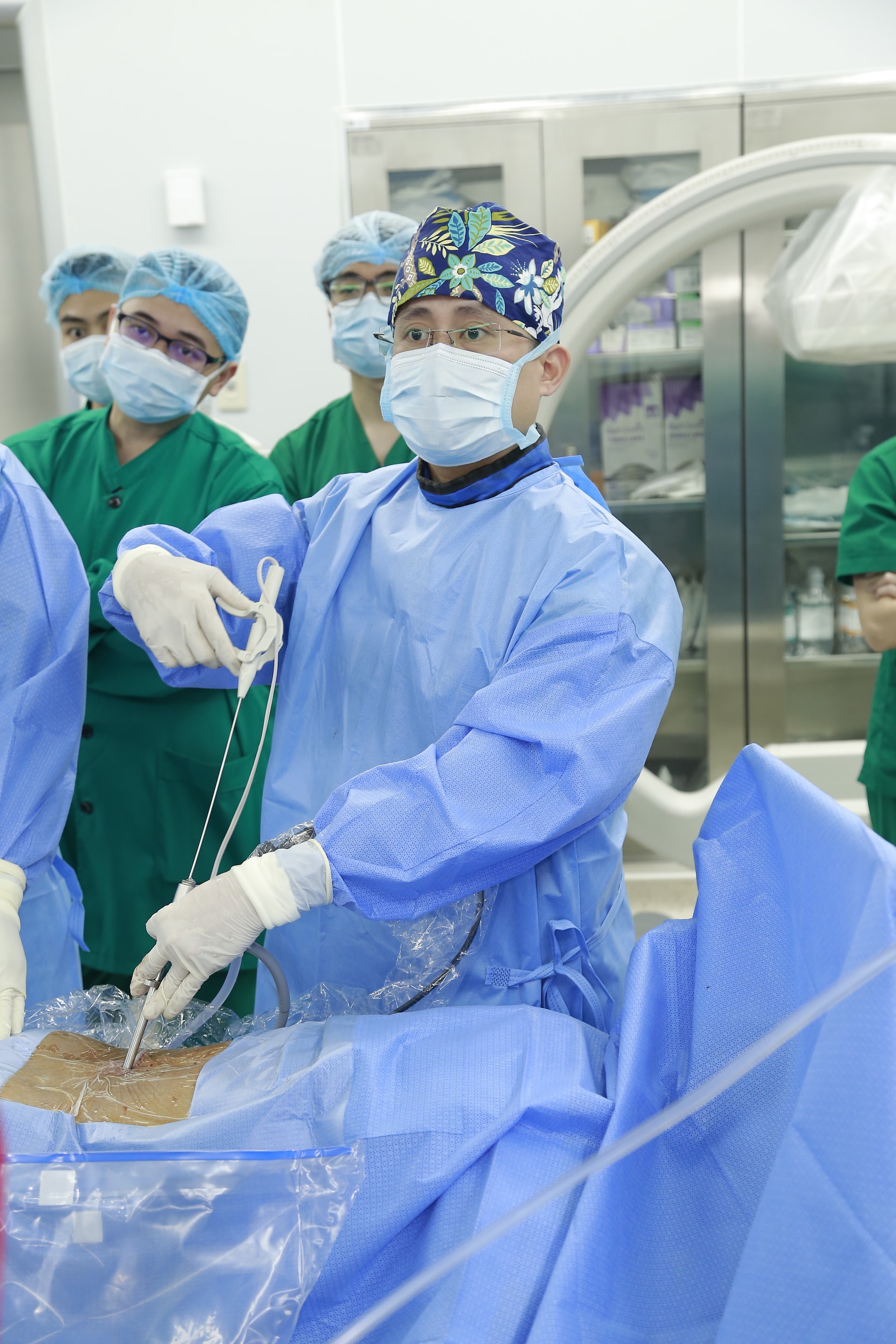 Chỉ 3h sau mổ thoát vị đĩa đệm, bệnh nhân không chỉ hết đau vật vã mà còn tự đi được- Ảnh 1. Chỉ 3h sau mổ thoát vị đĩa đệm, bệnh nhân không chỉ hết đau vật vã mà còn tự đi được- Ảnh 1.