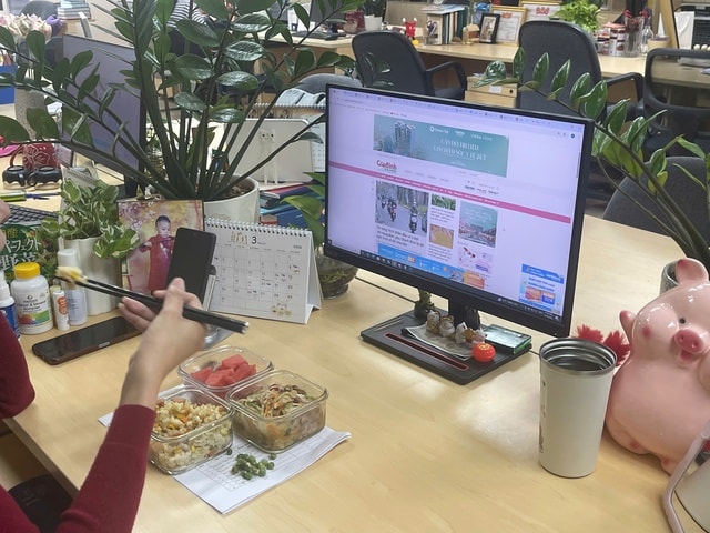 Bỏ cà phê, tự đánh giày, không ăn vặt: Dân văn phòng thắt chặt chi tiêu - Ảnh 3. Bỏ cà phê, tự đánh giày, không ăn vặt: Dân văn phòng thắt chặt chi tiêu - Ảnh 3.