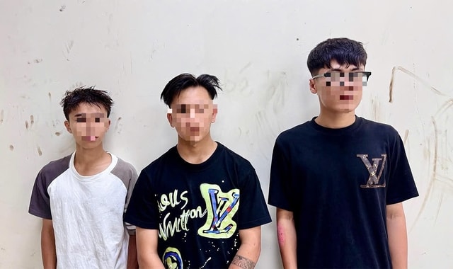 Nhóm thanh thiếu niên mang hung khí đập phá nhà dân trong đêm- Ảnh 1.