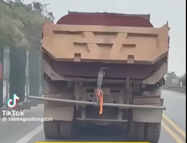 Lái xe tải đi chậm trên cao tốc Nội Bài – Lào Cai bị phạt 23 triệu đồng- Ảnh 1. Lái xe tải đi chậm trên cao tốc Nội Bài – Lào Cai bị phạt 23 triệu đồng- Ảnh 1.