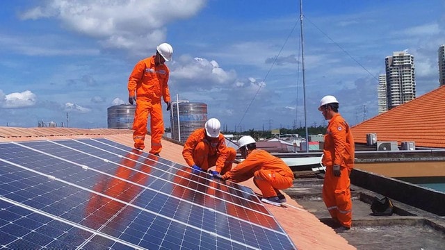 TPHCM khuyến khích phát triển điện mặt trời mái nhà, hướng tới đô thị xanh, bền vững- Ảnh 2.