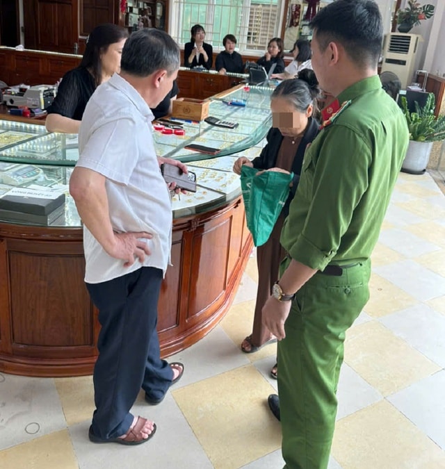 Tin lời công an ‘dởm’, cụ bà mang 19 chỉ vàng đi bán - Ảnh 1.