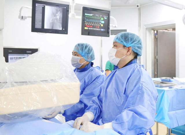 Bệnh nhân ở Ninh Bình vỡ u gan, được chuyển 200km đến Phú Thọ cấp cứu- Ảnh 1.