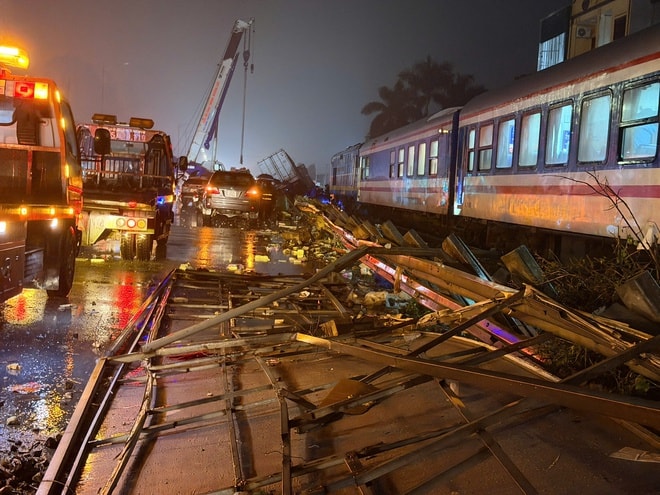 Liên tiếp xảy ra tai nạn đường sắt, Cục CSGT khuyến cáo những điều này- Ảnh 4. Liên tiếp xảy ra tai nạn đường sắt, Cục CSGT khuyến cáo những điều này- Ảnh 4.