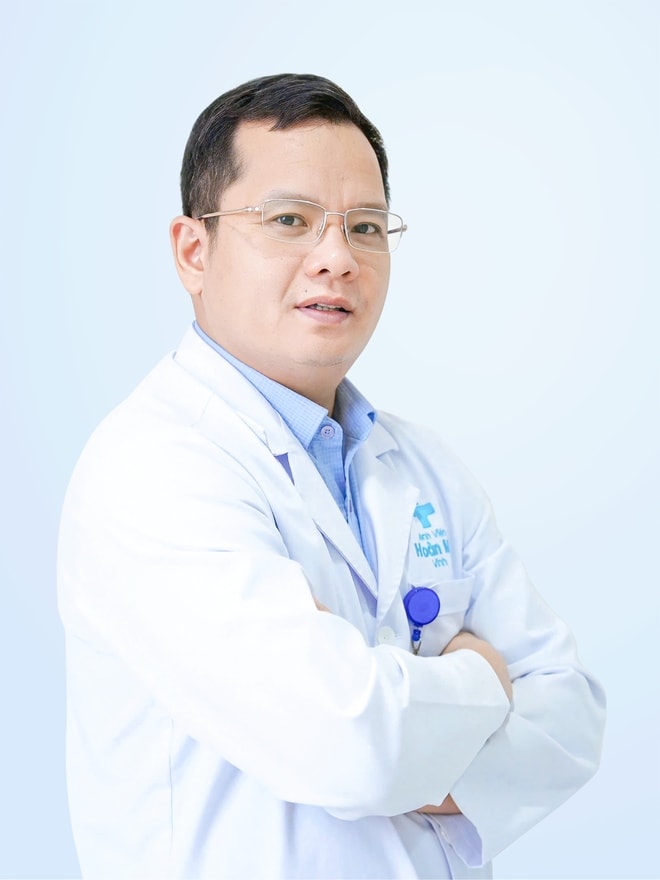 Giám đốc Sở Y tế Nghệ An tặng giấy khen 2 bác sĩ cứu người ngã quỵ ở sân thể thao- Ảnh 1. Giám đốc Sở Y tế Nghệ An tặng giấy khen 2 bác sĩ cứu người ngã quỵ ở sân thể thao- Ảnh 1.