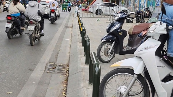 ‘Giải cứu’ vỉa hè, trả lại không gian an toàn trước cổng trường học- Ảnh 4. ‘Giải cứu’ vỉa hè, trả lại không gian an toàn trước cổng trường học- Ảnh 4.