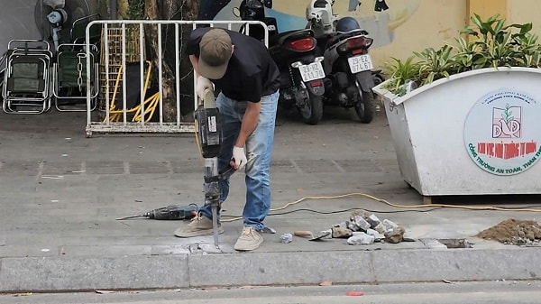 ‘Giải cứu’ vỉa hè, trả lại không gian an toàn trước cổng trường học- Ảnh 2. ‘Giải cứu’ vỉa hè, trả lại không gian an toàn trước cổng trường học- Ảnh 2.