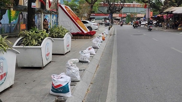 ‘Giải cứu’ vỉa hè, trả lại không gian an toàn trước cổng trường học- Ảnh 1. ‘Giải cứu’ vỉa hè, trả lại không gian an toàn trước cổng trường học- Ảnh 1.