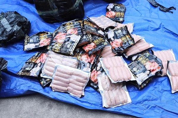 Tuyên Quang: Phát hiện hơn 2,3 tấn xúc xích không rõ nguồn gốc- Ảnh 4. Tuyên Quang: Phát hiện hơn 2,3 tấn xúc xích không rõ nguồn gốc- Ảnh 4.
