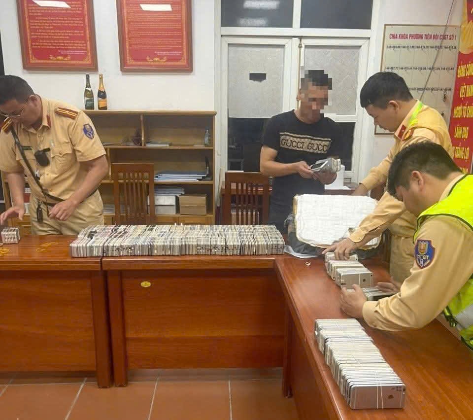 Hơn 1000 chiếc điện thoại Iphone cũ không rõ nguồn gốc được phát hiện trong 4 thùng xốp- Ảnh 1.