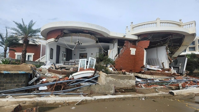 Hàng loạt villa ở Hà Tĩnh đổ sập sau bão, tỉnh yêu cầu khắc phục khẩn cấp- Ảnh 1.