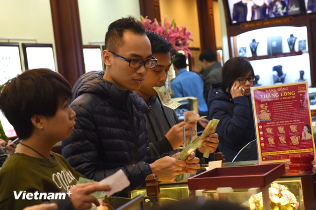 Giá vàng SJC tuột mốc 175 triệu đồng, tỷ giá USD tại các ngân hàng tăng mạnh- Ảnh 1. Giá vàng SJC tuột mốc 175 triệu đồng, tỷ giá USD tại các ngân hàng tăng mạnh- Ảnh 1.