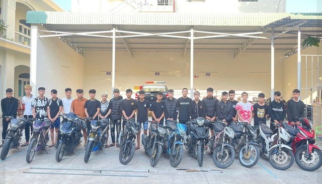 Rượt đuổi, hỗn chiến lúc rạng sáng, 20 thanh thiếu niên bị giữ khẩn cấp- Ảnh 1.